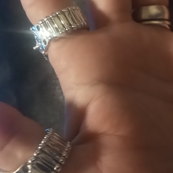 Clamper bracelet with 2 expandable statement rings. - Picture 5 of 7